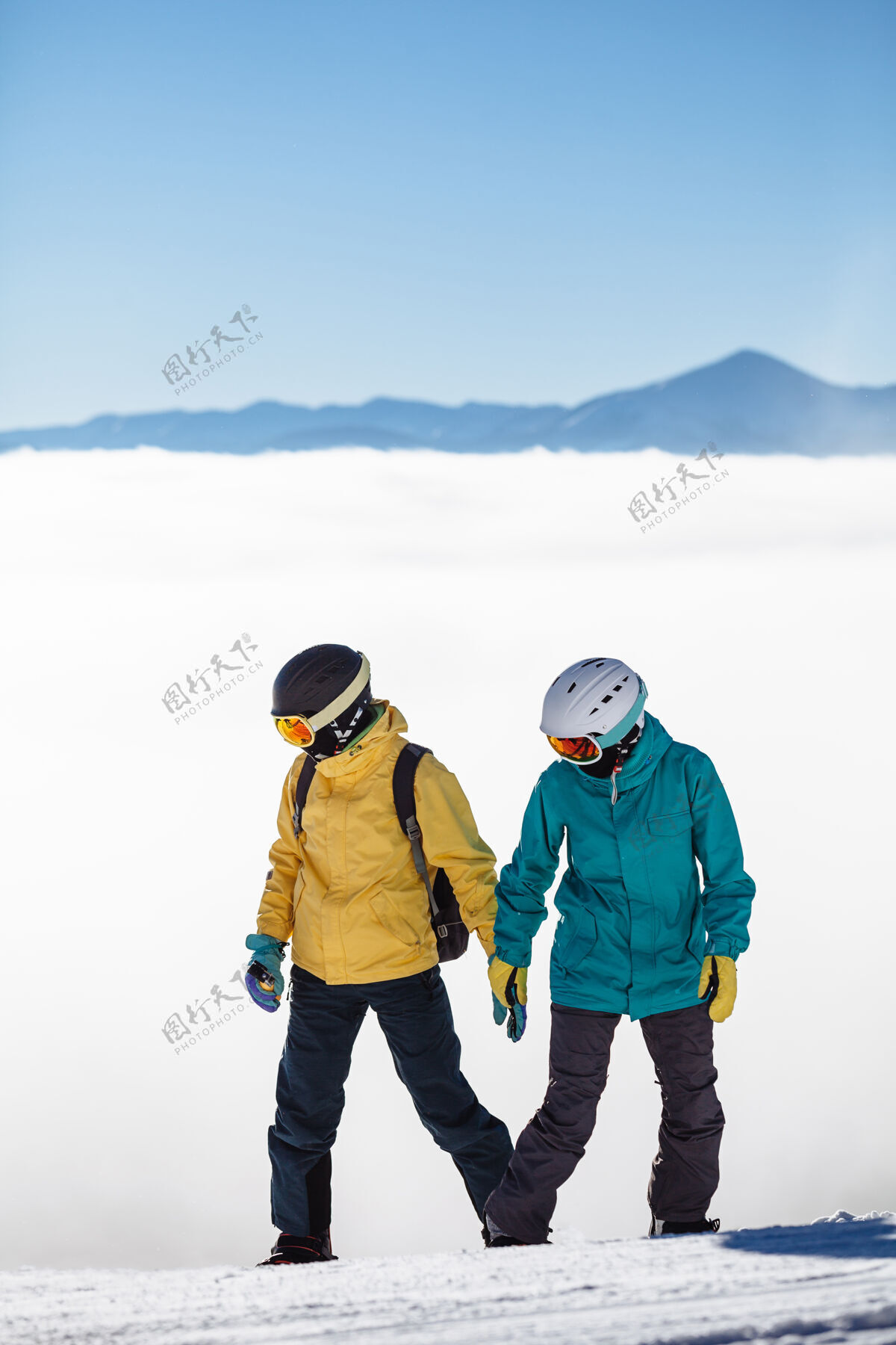 寒冷滑雪者夫妇在山上滑雪乐趣电梯早晨