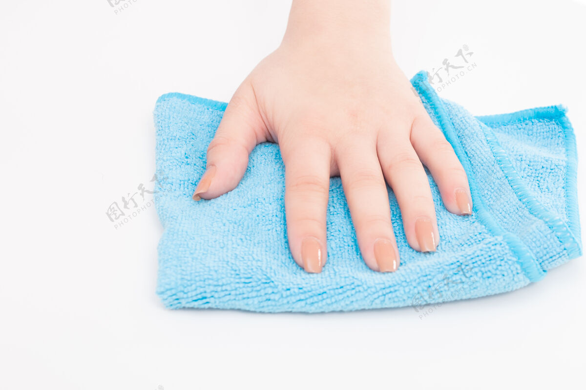 桌子女性用蓝色超细纤维布擦拭白色表面表面窗户清洗