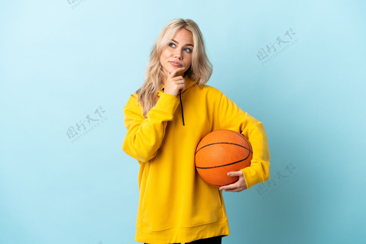 年轻年轻的俄罗斯女子打篮球孤军奋战思想兴趣脸