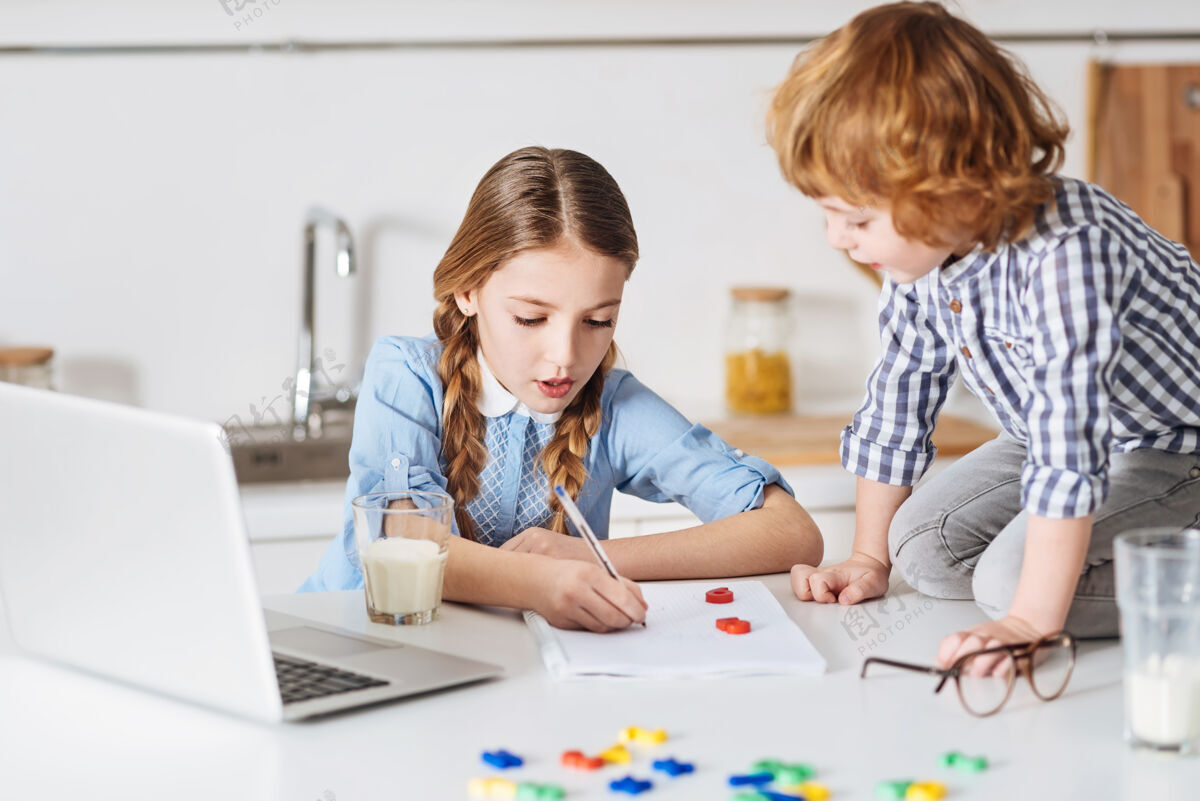 童年一个加号一 富有成效美丽的年轻女士用一个特殊的游戏形式教她的兄弟姐妹数学 而花时间和他在家里数学笔记本电脑总是
