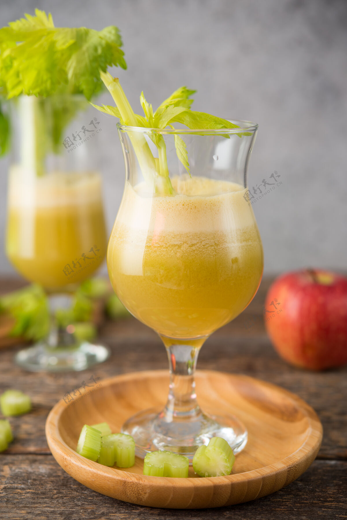 生的新鲜果汁苹果和芹菜在一个透明的玻璃 素食 清洁食品的概念营养有机果汁