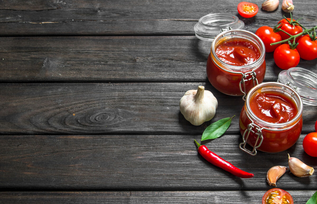 蔬菜番茄酱放在一个罐子里 里面有大蒜和樱桃番茄枝饮食番茄酱菜肴
