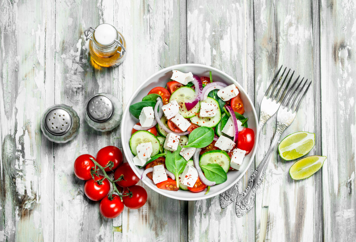 红色蔬菜沙拉沙拉加蔬菜 奶酪和橄榄油一餐营养维生素