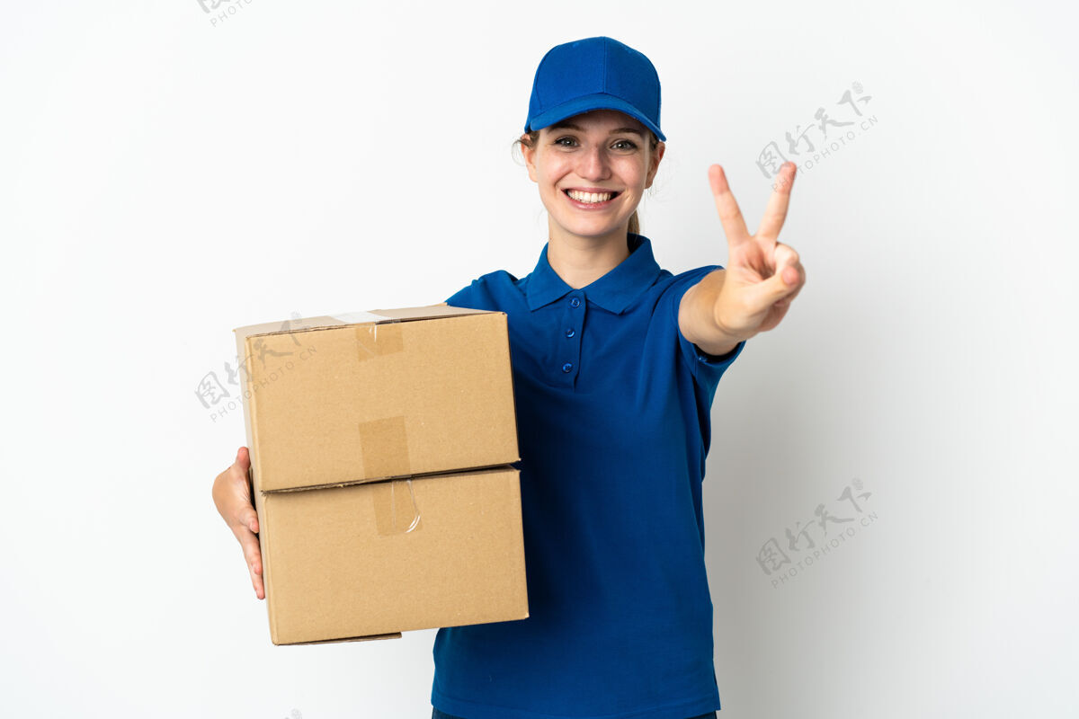 手势在白色背景下 一位年轻的女送货员面带微笑 展示着胜利的标志成功年轻邮政
