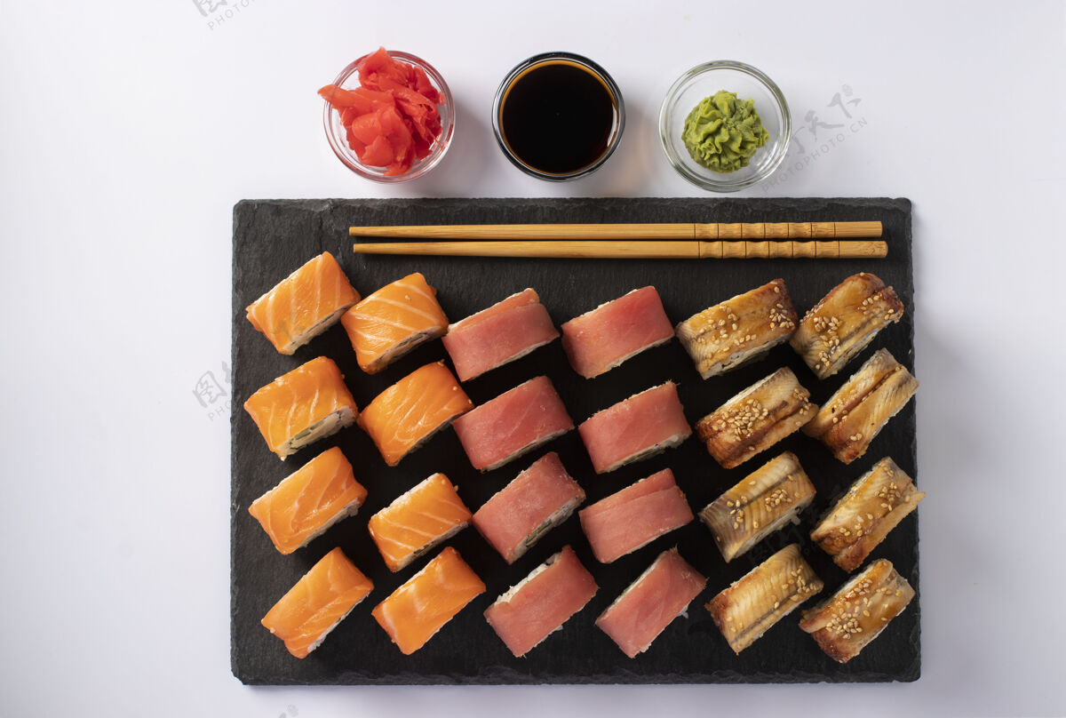 餐厅亚洲食物 寿司一套三文鱼 金枪鱼和鳗鱼与费城奶酪在白板上菜生鱼片米饭