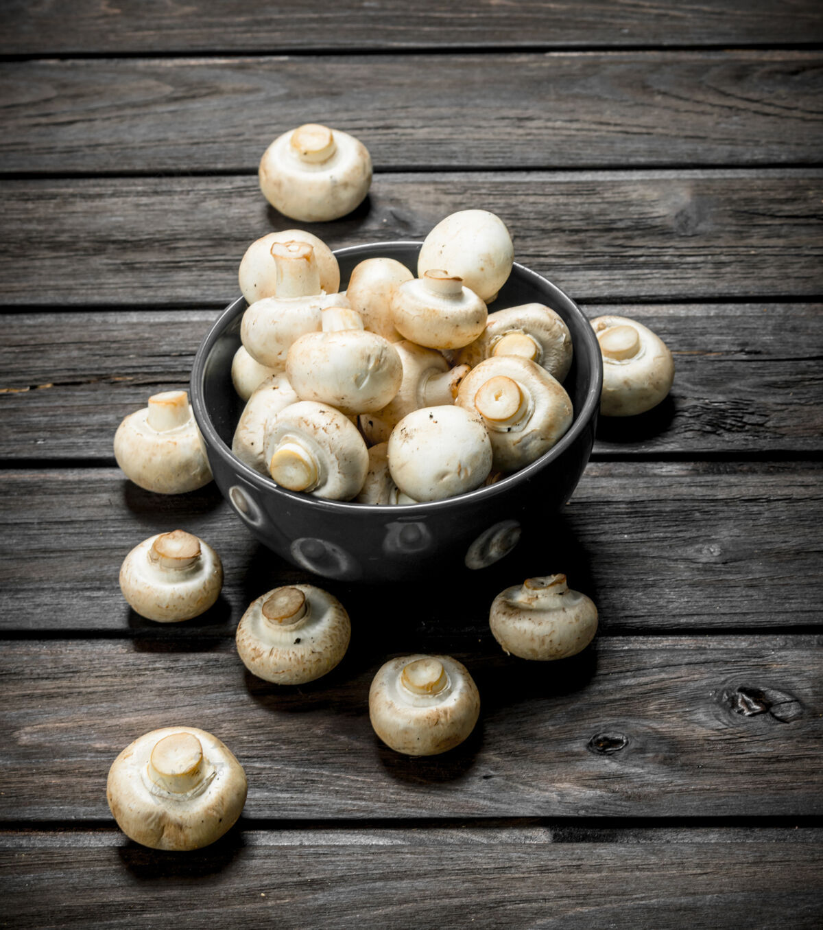 可食食品香喷喷的鲜蘑菇碗开黑色木质背景食用蘑菇栽培