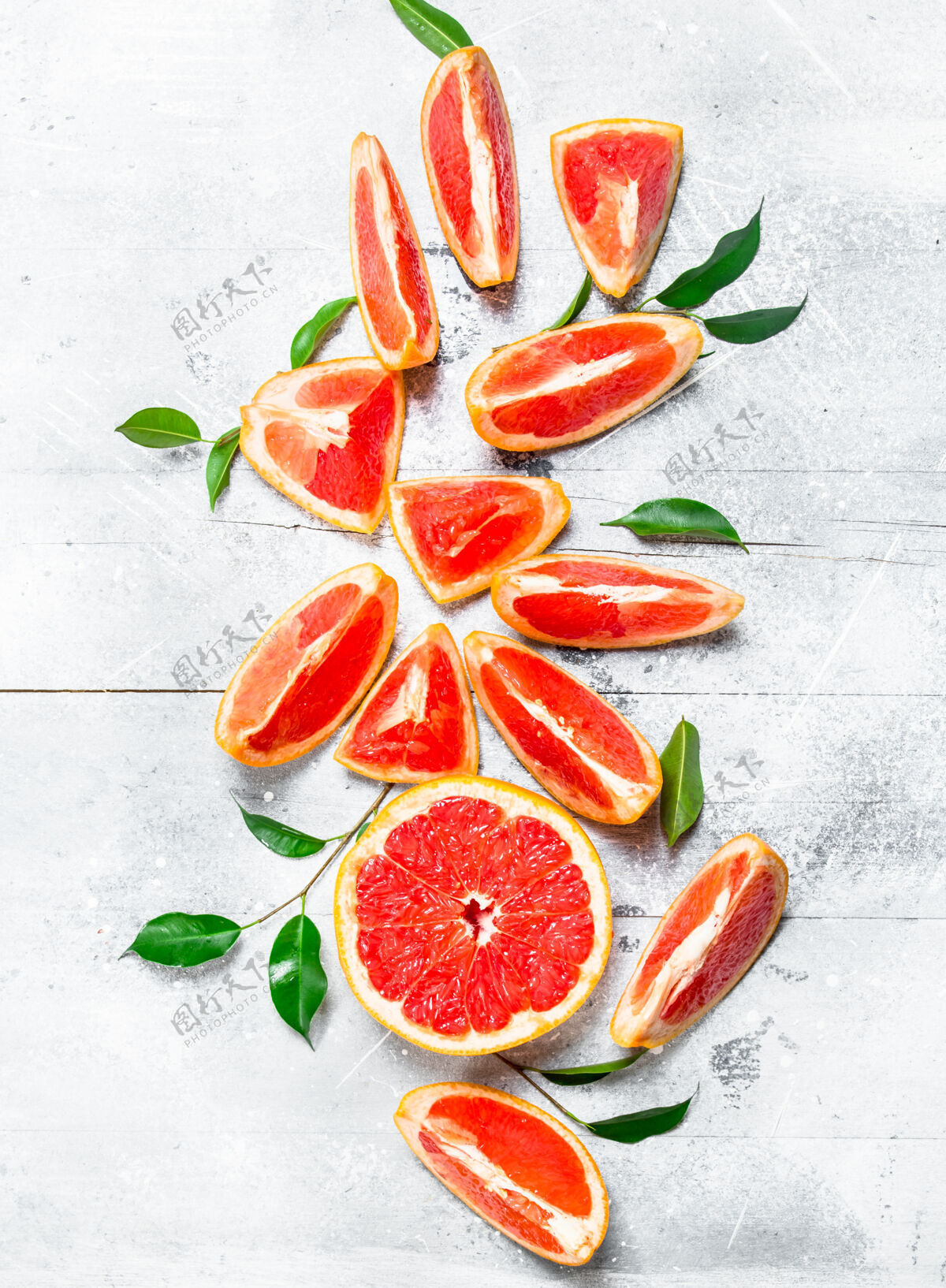 甜味把成熟的柚子和叶子一起切多汁新鲜维生素