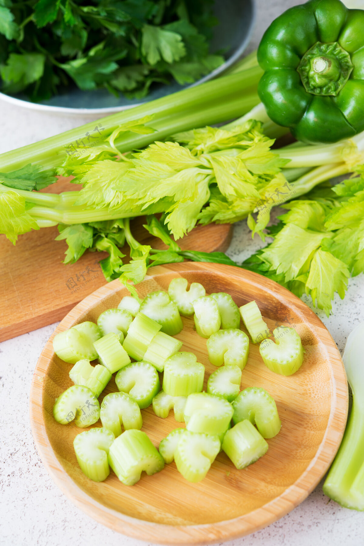 自制新鲜的绿色蔬菜 欧芹 芹菜 辣椒 干净的食物铃铛欧芹成熟的