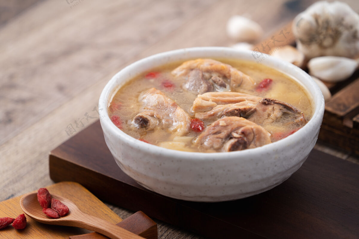 美食台湾菜-自制美味的蒜味鸡汤放在一个碗里 背景是深色的木桌亚洲一餐美味