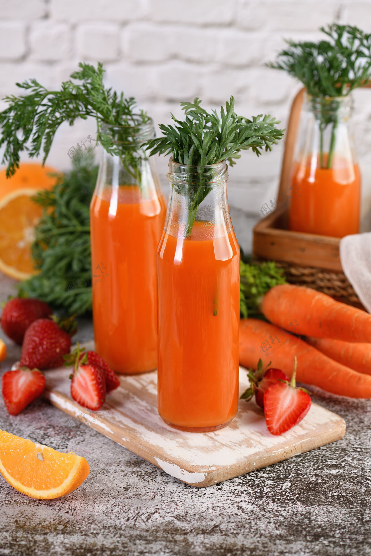 有机新鲜的胡萝卜草莓橙汁新鲜果汁瓶装