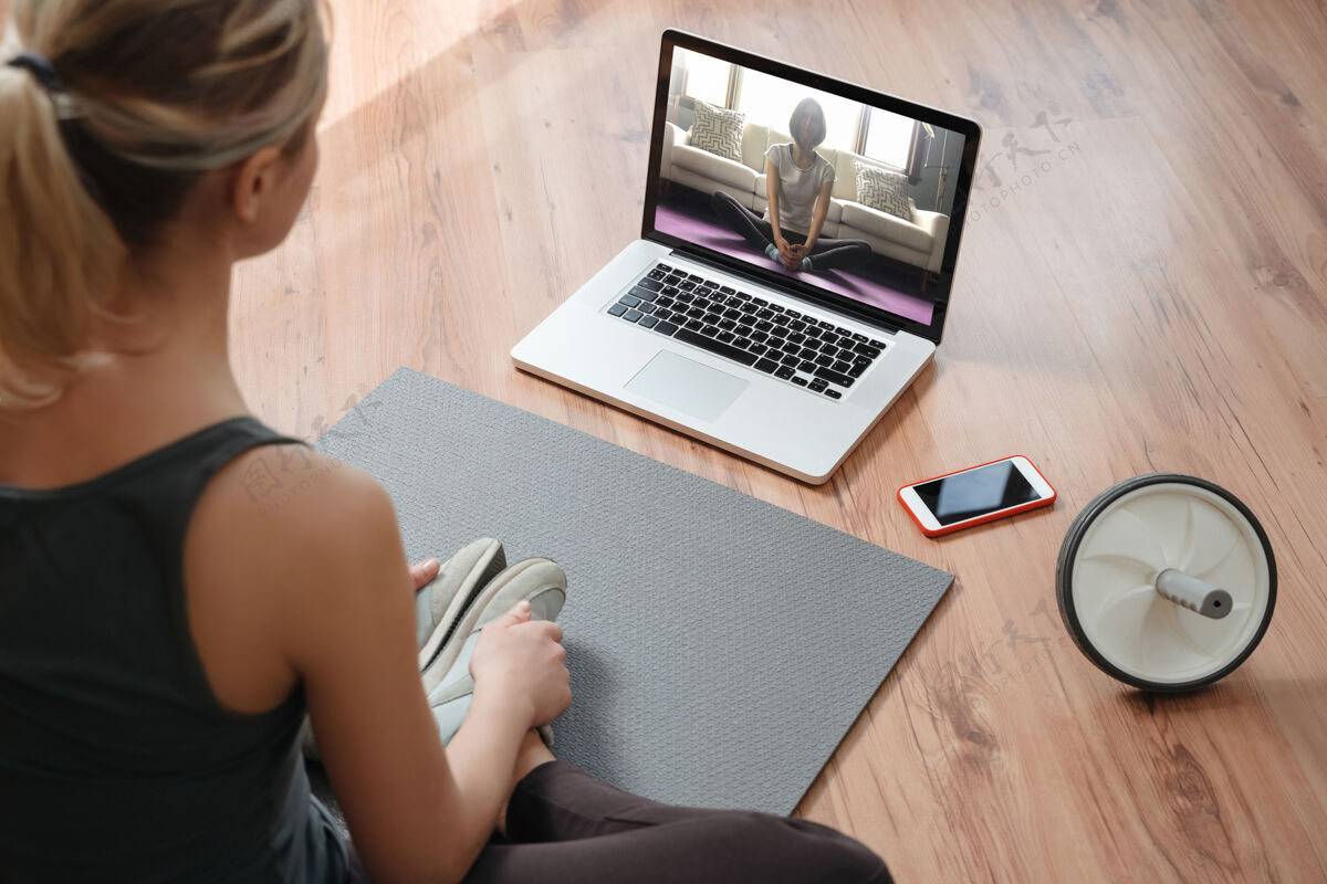 女运动员瑜伽老师在家里进行视频虚拟课堂会议.杨美女在网上上瑜伽课活动老师主动