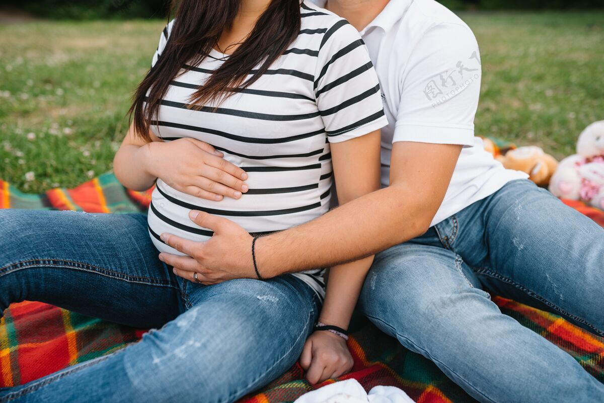 人怀孕的形象夫妻丈夫用手抚摸他妻子的肚子怀孕婴儿腹部