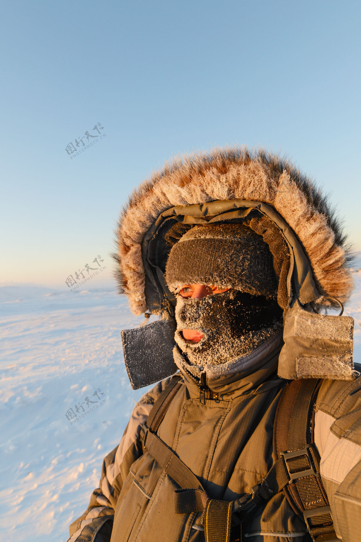 人一个戴着面具的男人的肖像 他的脸上覆盖着霜旅游强壮季节