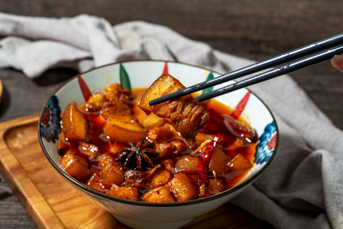 美味中国菜 美味的碗焖肉晚餐八角红烧