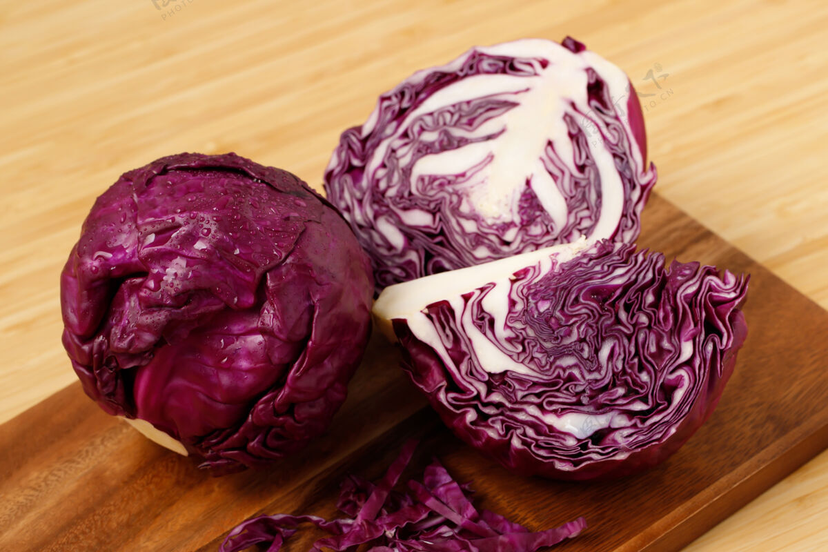 沙拉紫色卷心菜准备在厨房里煮美味花园食物