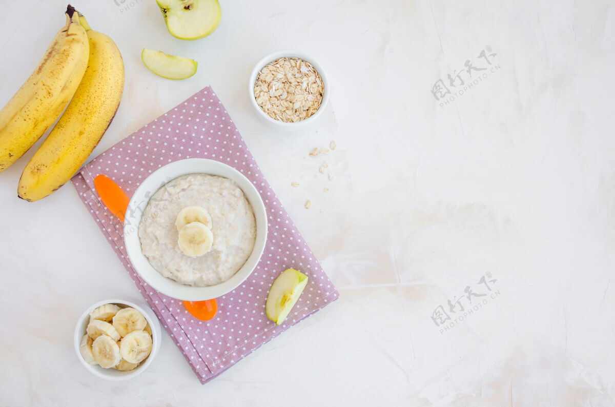 健康食品宝贝食物奶油一碗香蕉片苹果燕麦片健康早餐新鲜食品健康食品