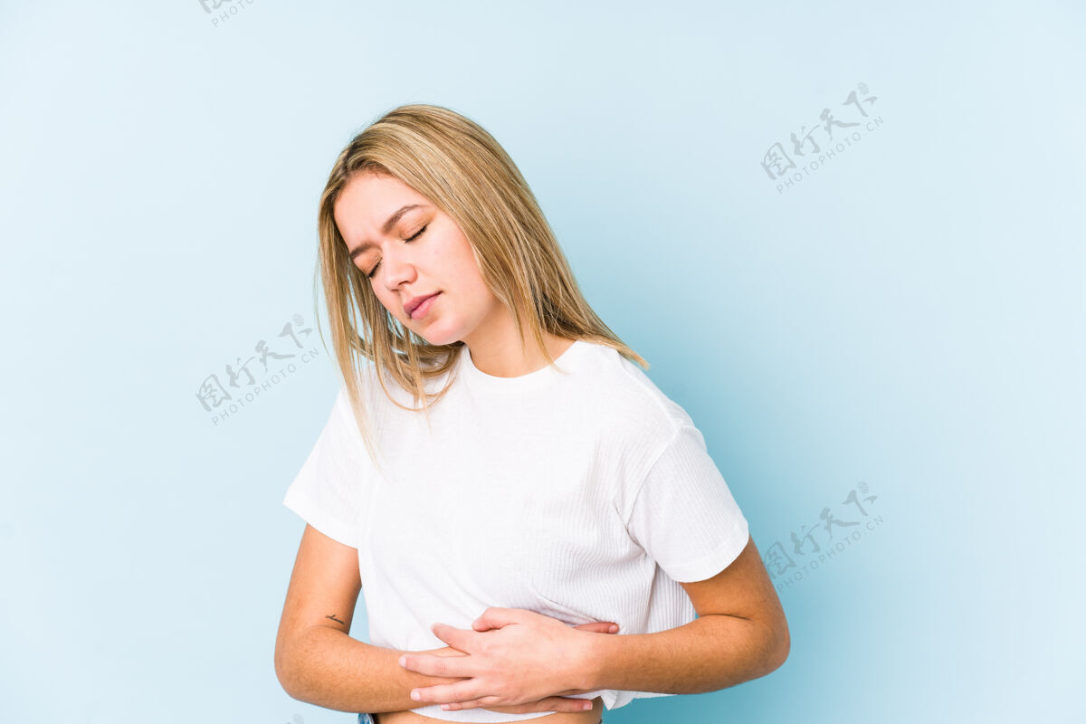 女性年轻的金发白种女人有肝 胃痛干净腹部疾病