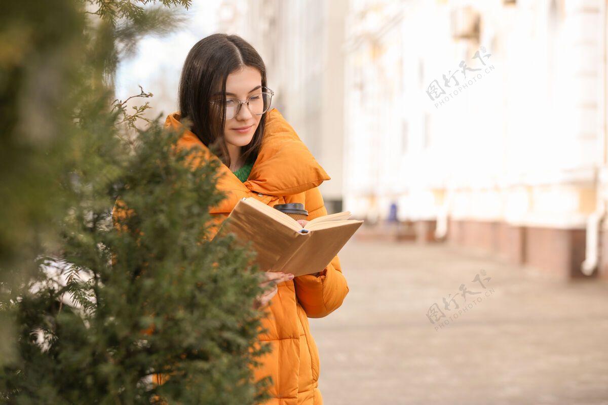 成人年轻女子在户外看书教育编辑读者