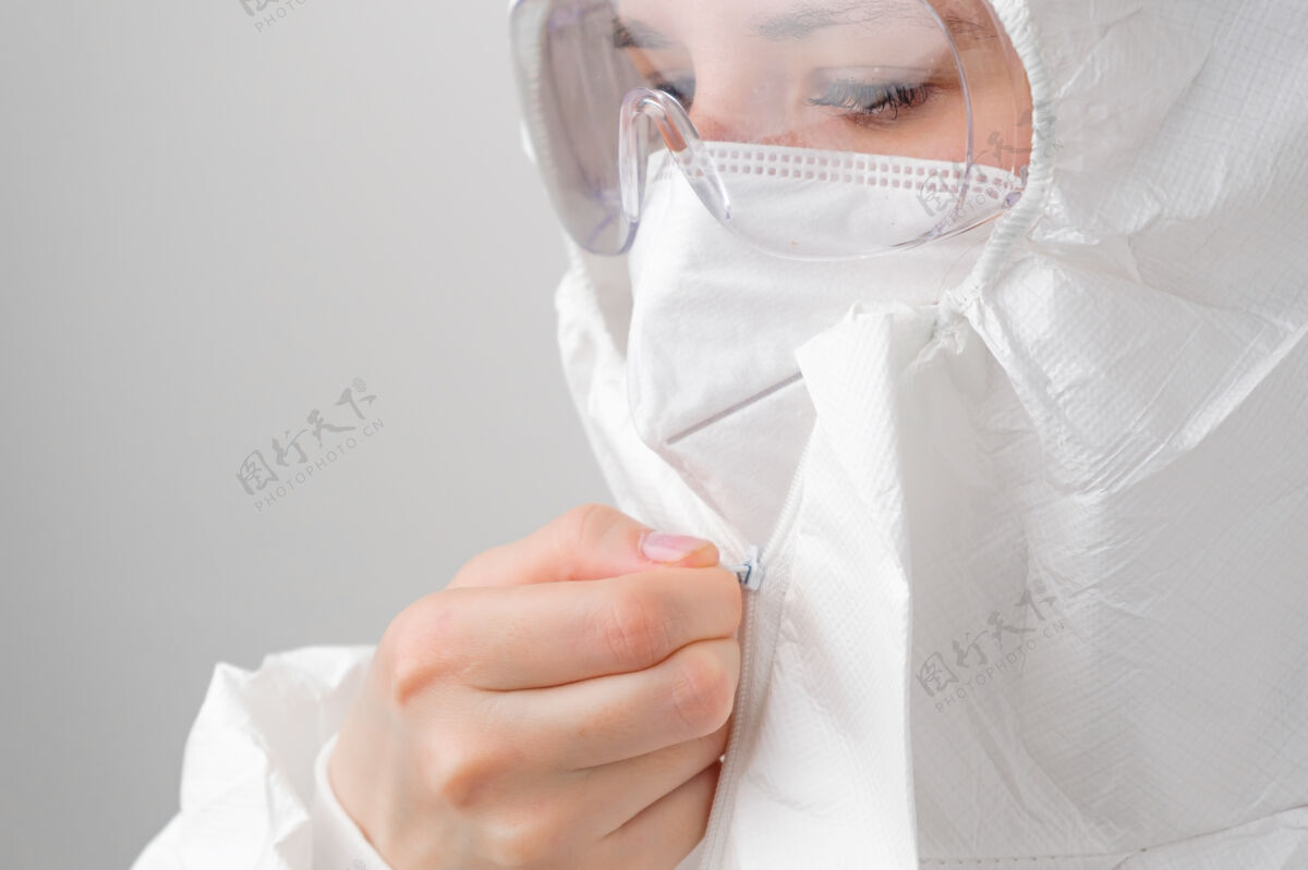 医疗保健医生 病毒学家 科学家穿着生物危害防护服 个人防护装备或危险品 安全眼镜 面部安全眼镜科学