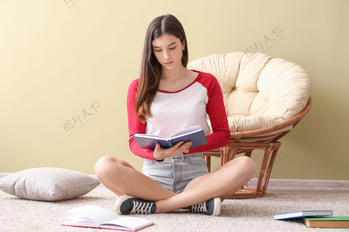 房间年轻女子在家看书地板出版商房子