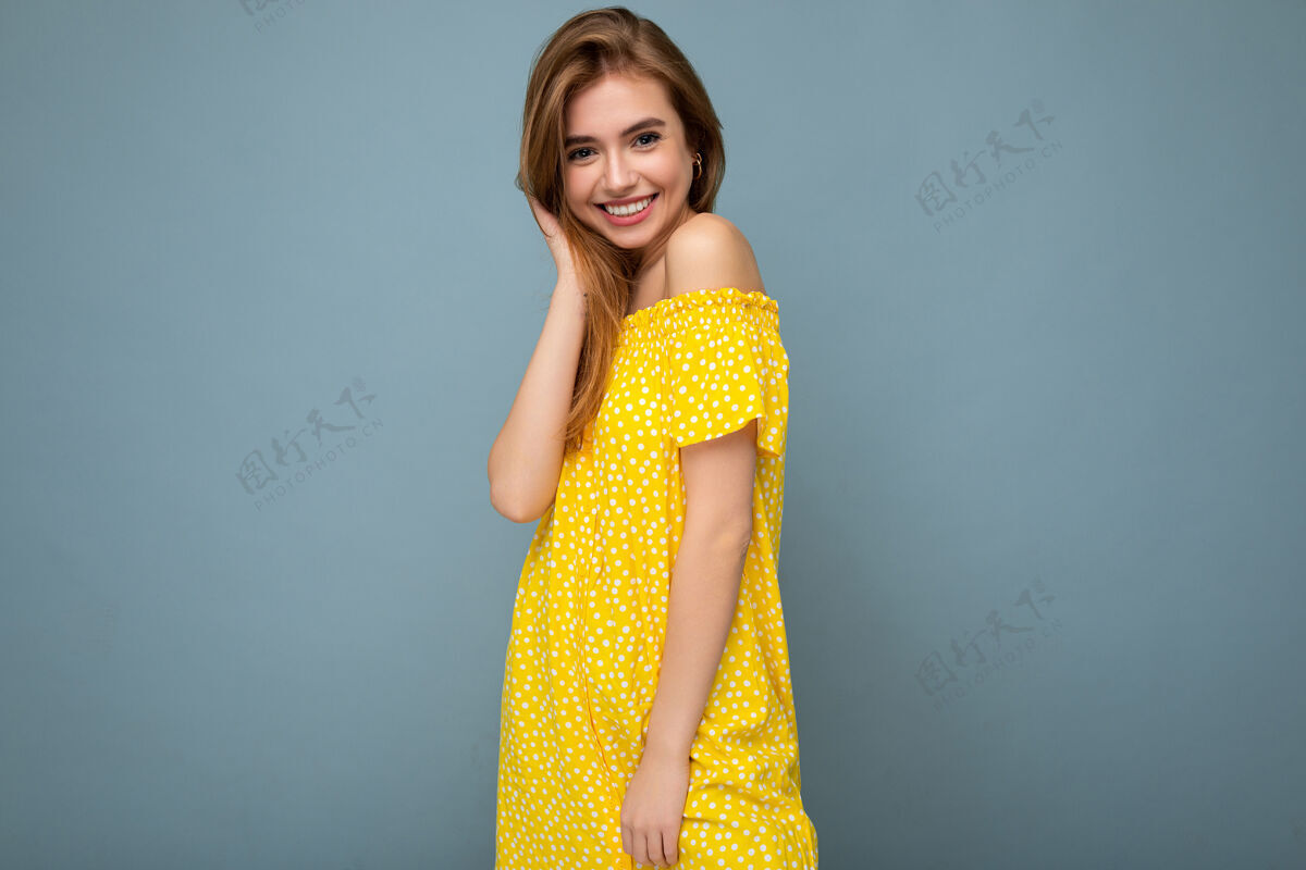 女士照片上的美丽的积极微笑的成年女子穿着时尚的衣服站在彩色背景孤立休闲夏季时尚