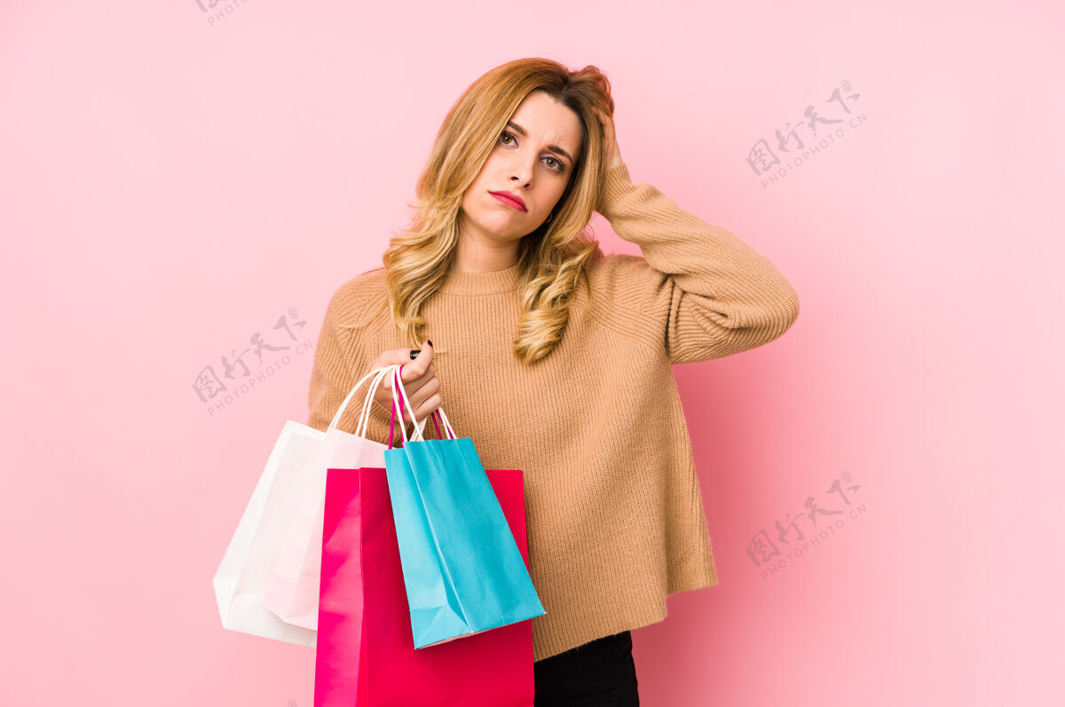 沮丧年轻的金发女人拿着购物袋被孤立的震惊了 她想起了重要的会议不高兴记忆商店