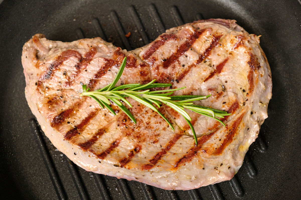 烧烤烤盘煎牛排迷迭香健康晚餐概念肉烤健康