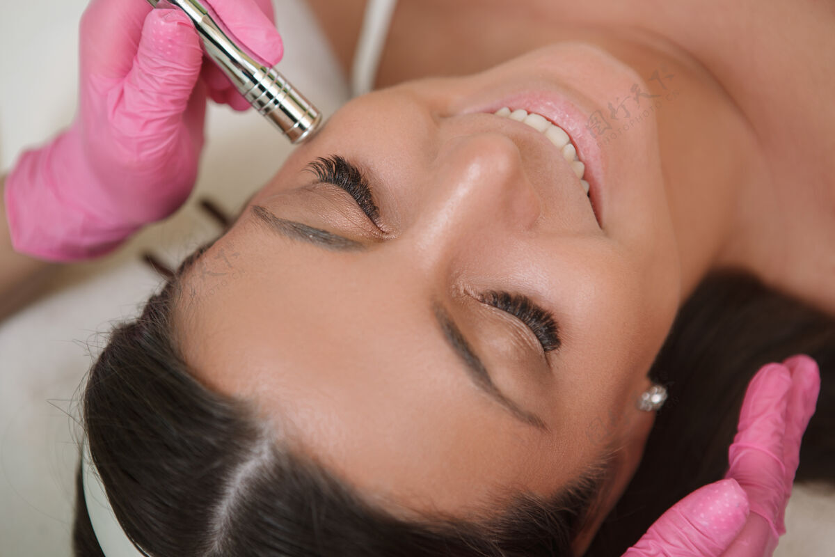 面部一个女人在接受面部护理时放松的不规则镜头健康美容专业