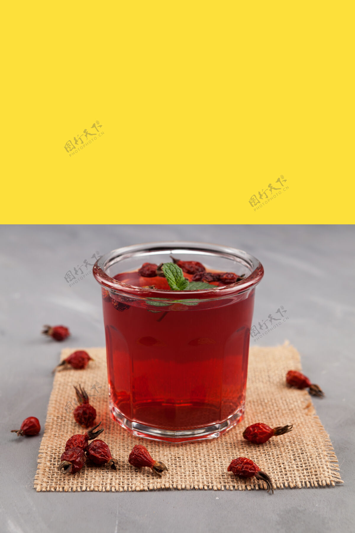 芳香一杯用木槿和玫瑰干制成的花茶 是保持免疫力的健康饮品有机糖浆干燥