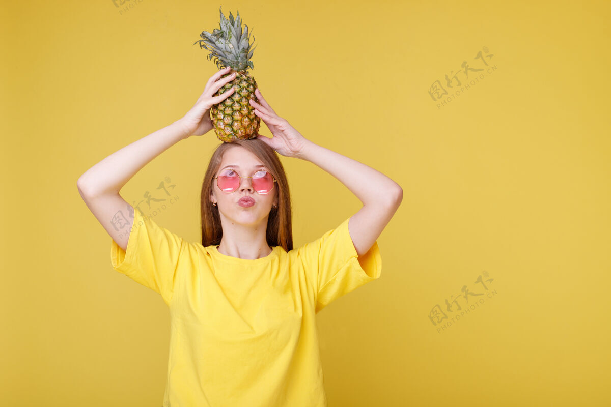 积极头上戴着菠萝的性感女孩情感漂亮女人