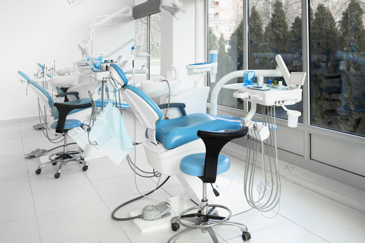 豪华现代牙科诊所的内部配备全新的牙科椅室内正畸牙齿