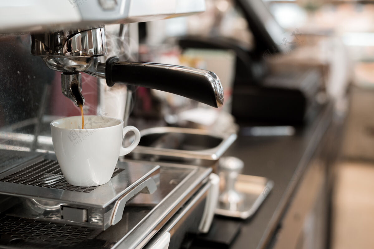 饮料早上用咖啡机煮黑咖啡激情意式咖啡倾倒