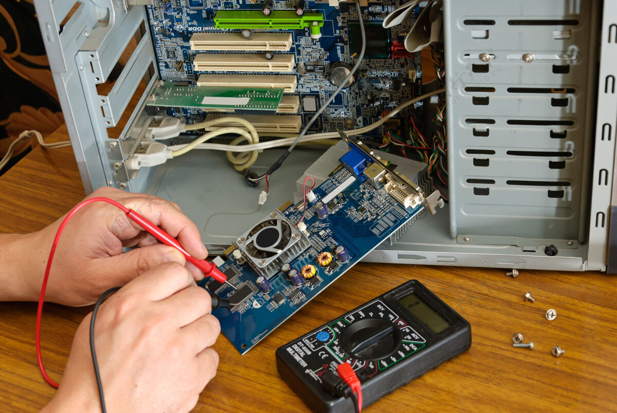 Pc计算机设备中正在维修的电路板的视图桌面工程师服务
