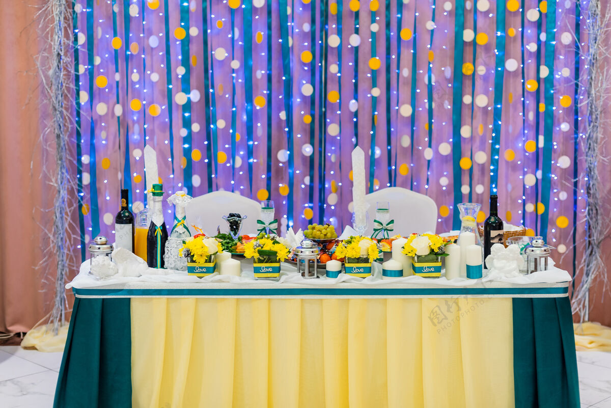 餐巾为新郎新娘装饰的餐厅婚宴桌餐饮服务晚餐