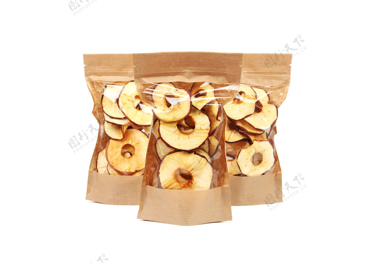 水果纸包装的苹果芯片隔离在白色的墙壁上零食素食堆