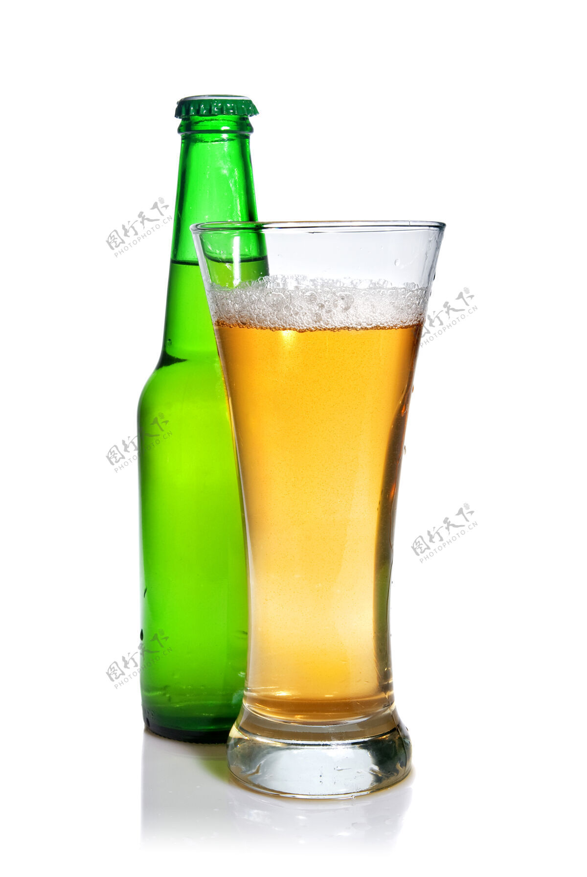 灯光啤酒装在瓶子里 玻璃杯是白色的透明泡沫新鲜