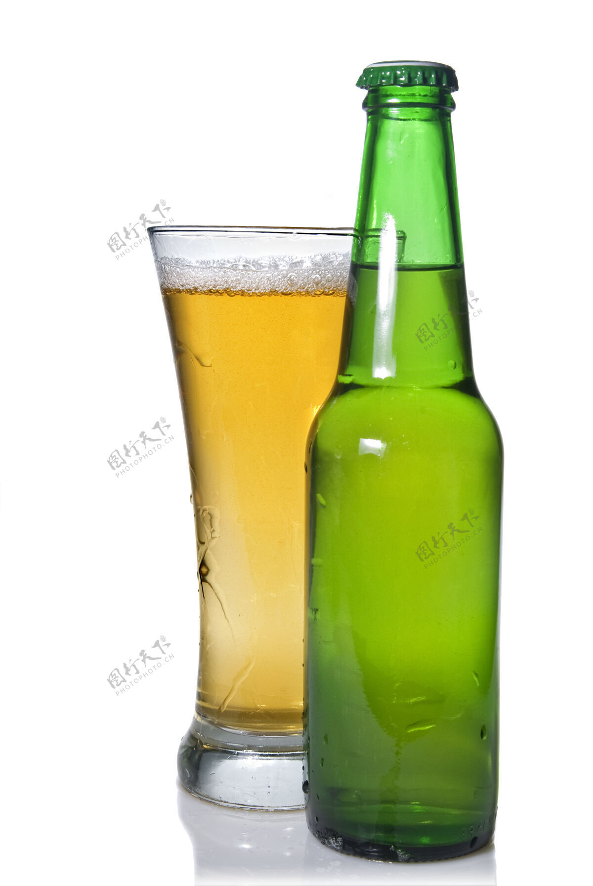 液体啤酒装在瓶子里 玻璃杯是白色的酒精马克杯琥珀色