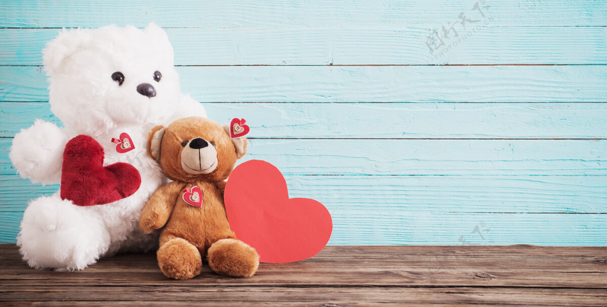 乡村旧木头上有红心的泰迪熊背景瓦伦丁情人节的概念友谊老礼物