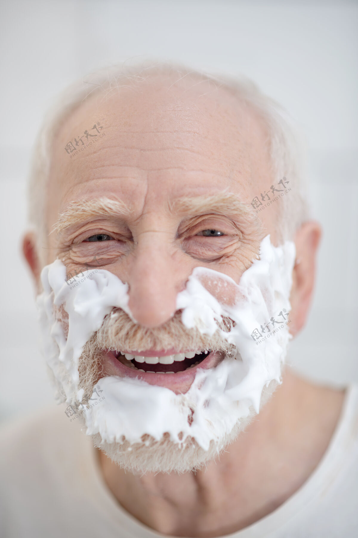 腰围向上剃须关闭一个脸上有剃须泡沫的男人的照片公寓日常老年人