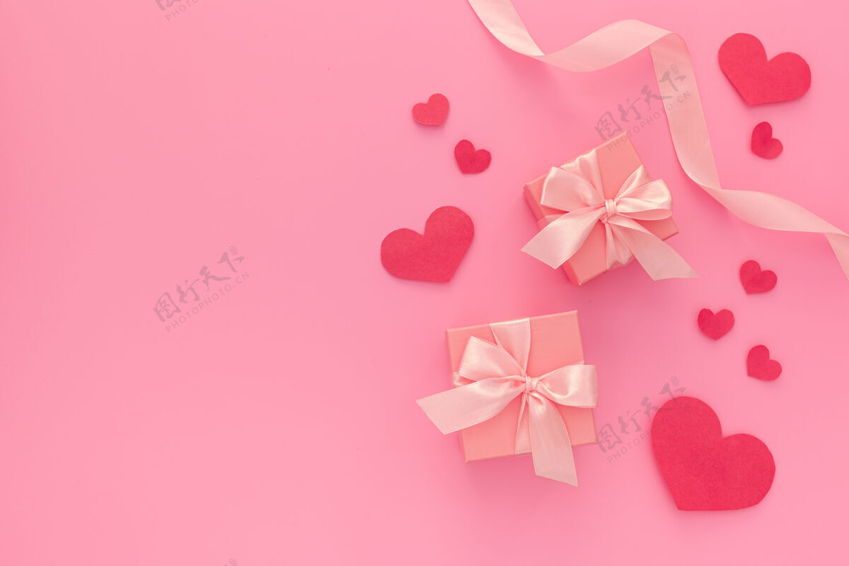 盒子带丝带和红心的粉红色礼盒心节日组成