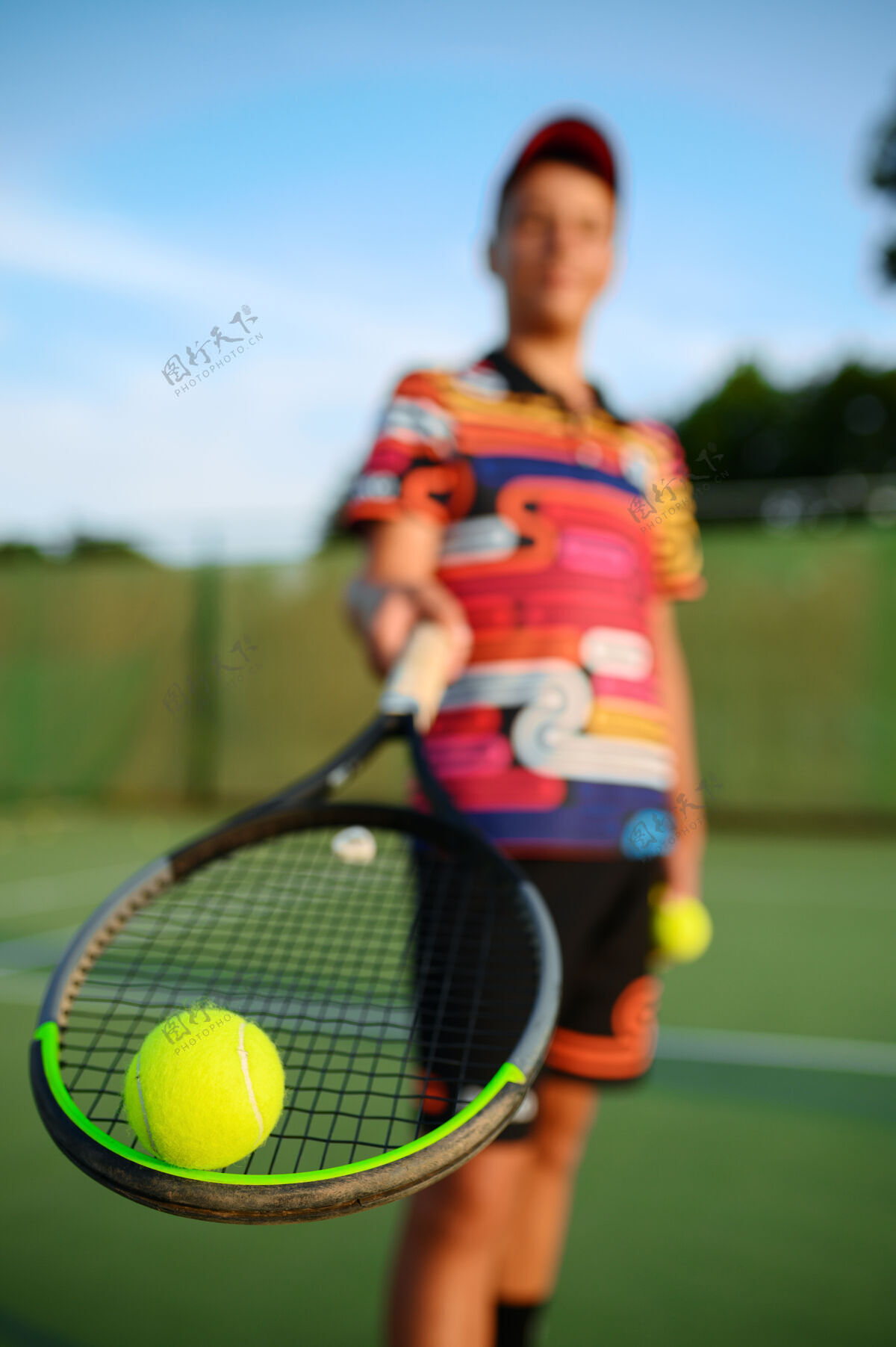 训练年轻男子网球运动员在户外摆出球拍和球的姿势court.活动健康的生活方式 体育比赛 球拍健身训练球员爱好景点