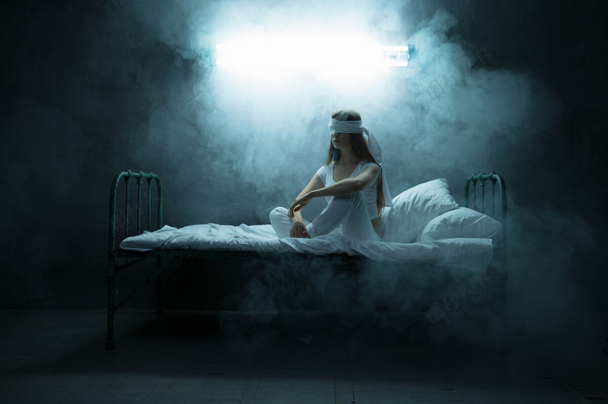孤独蒙住眼睛坐在床上的精神病女人 黑暗的房间…迷幻的女人每晚都有问题 抑郁和压力 悲伤 精神病医院悲伤问题精神病