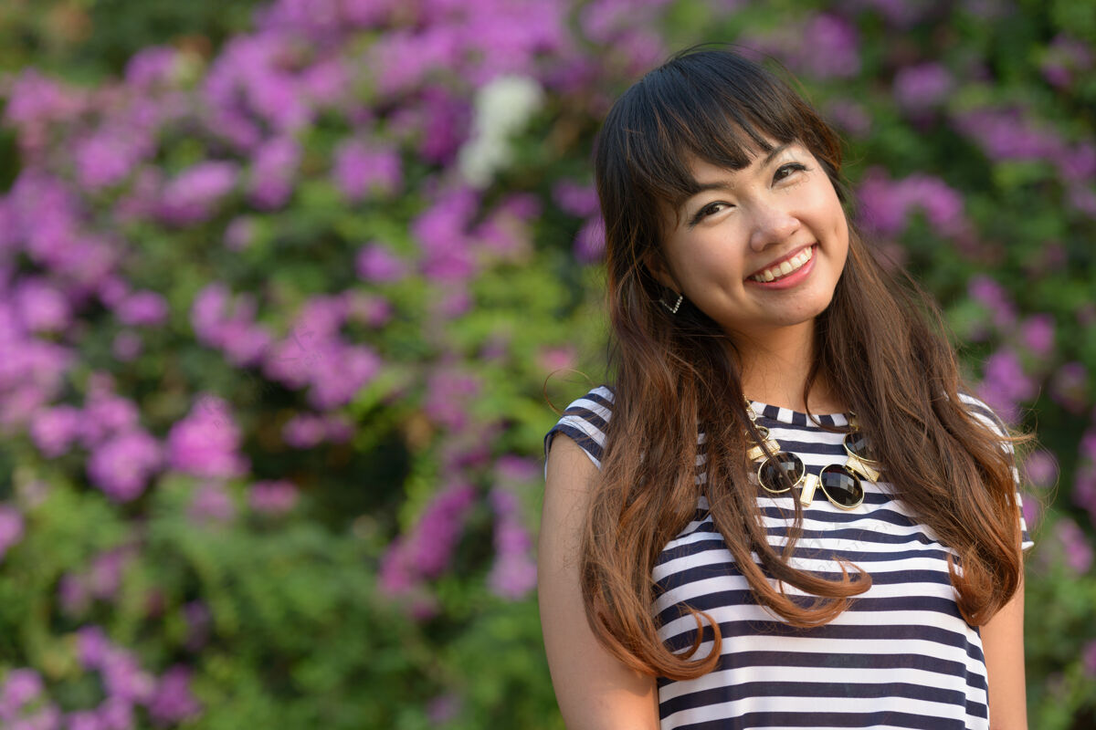 亚洲年轻美丽的亚洲女子在公园户外放松的写真泰国染色女士