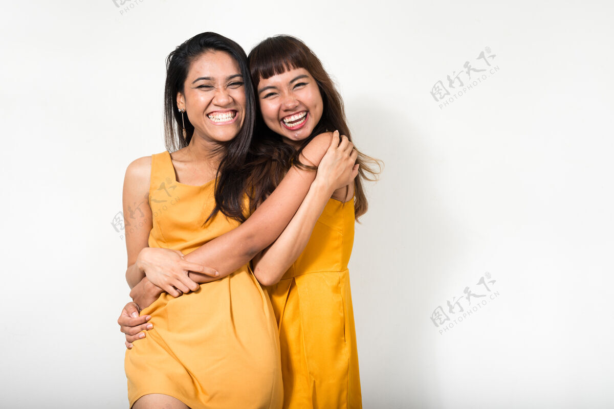 感情两个年轻的亚洲女人一起对抗白色空间女同性恋镜头友谊
