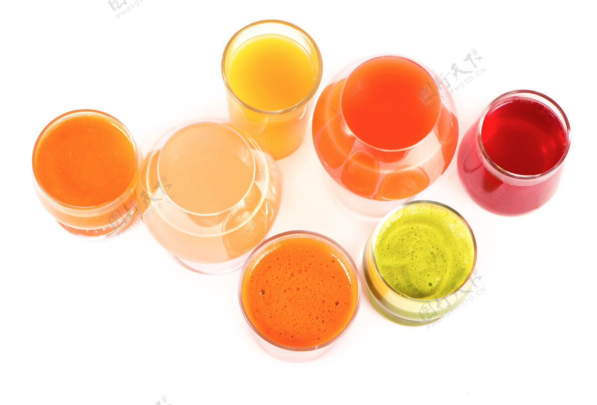 玻璃杯玻璃杯里有新鲜的有机蔬菜和果汁 隔离在白色上提神柑橘各种