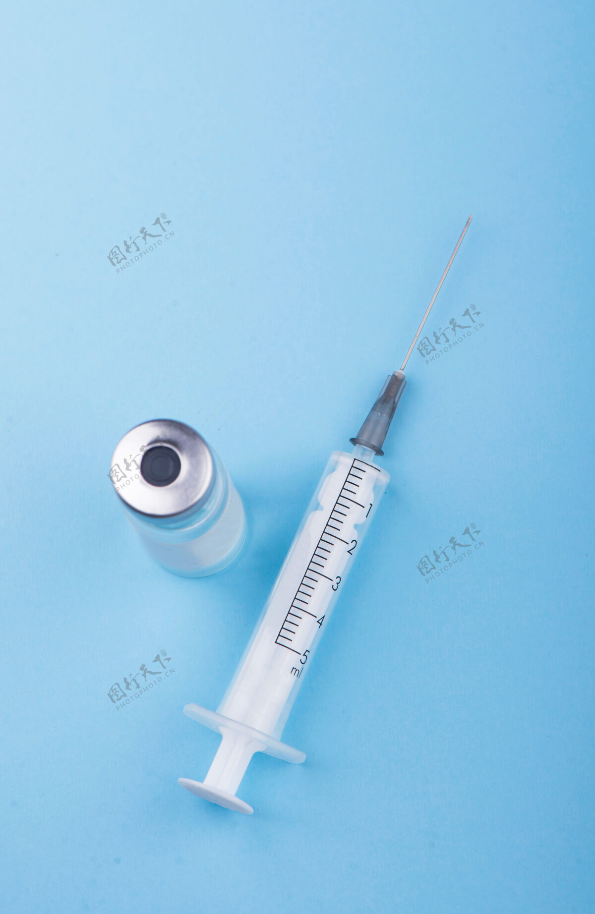疫苗注射器在桌子上 医疗用品在桌子上健康医院疼痛