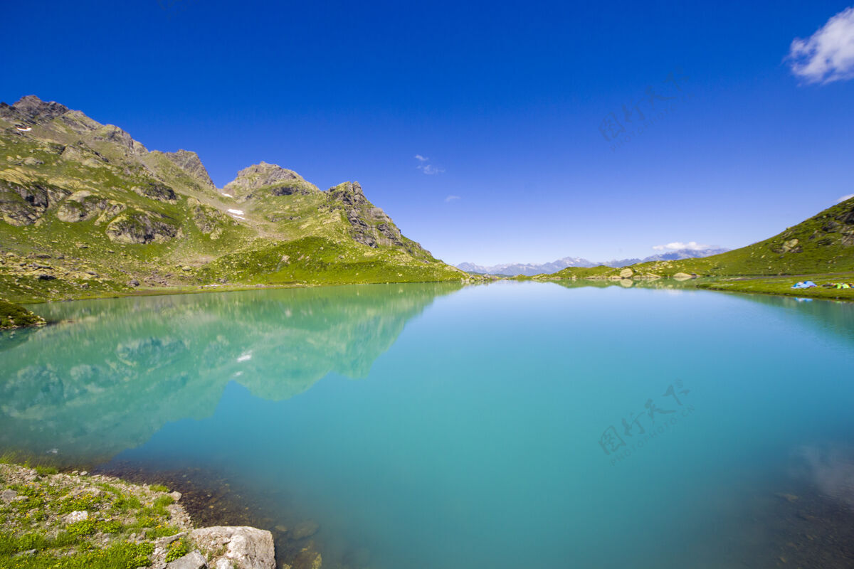风景高山湖泊景观和景观 蓝色美丽和惊人的湖泊全景雄伟高山平静