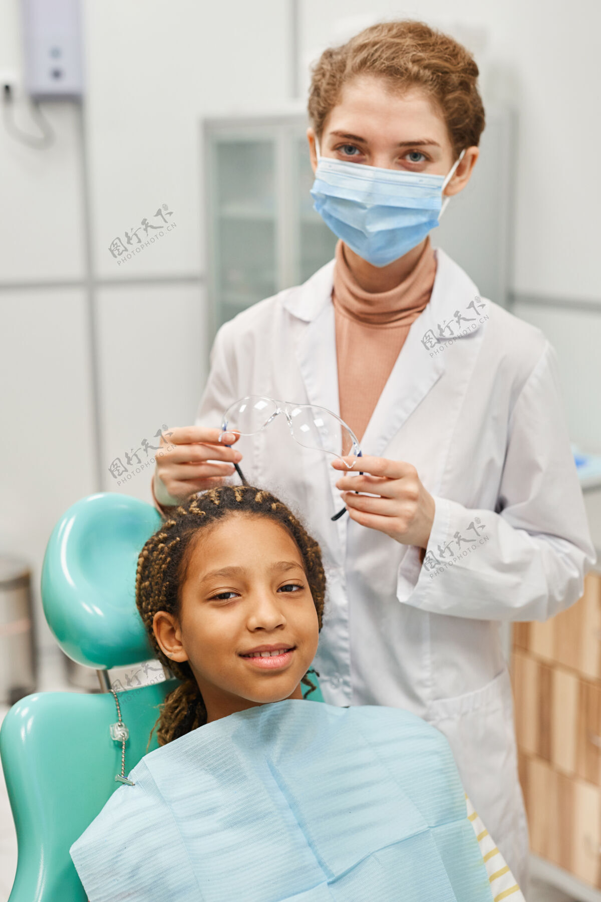 肖像戴着护目镜的年轻护士在牙科诊所为病人准备体检时注视前方的画像工作职业室内