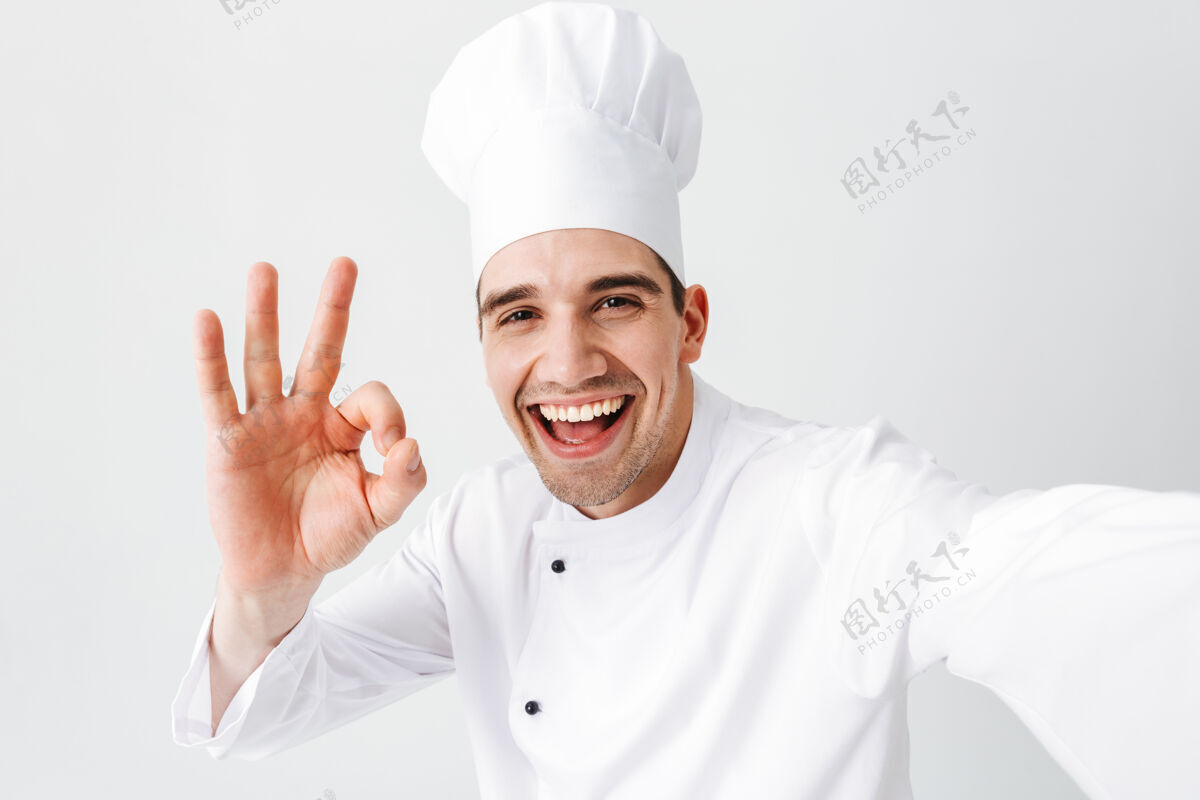 外观快乐厨师厨师穿着制服孤立地站在白色的墙上 自拍 表现得很好白种人自我餐厅