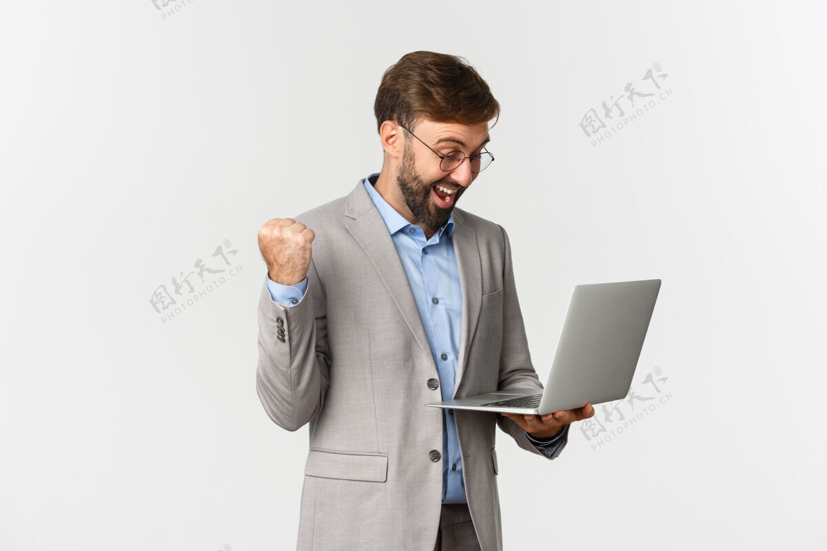 老板穿着西装戴着眼镜的快乐商人的画像示范电脑表演